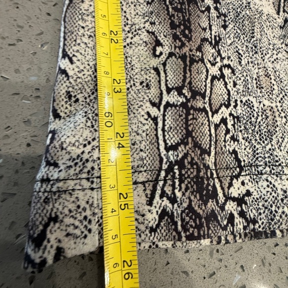 Joseph Ribkoff Snake Print Leggings - Gray - Picture 5 of 8